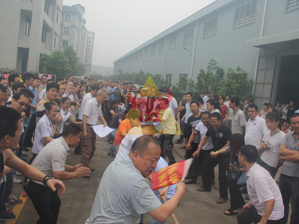 牛力拔河比賽活動現(xiàn)場